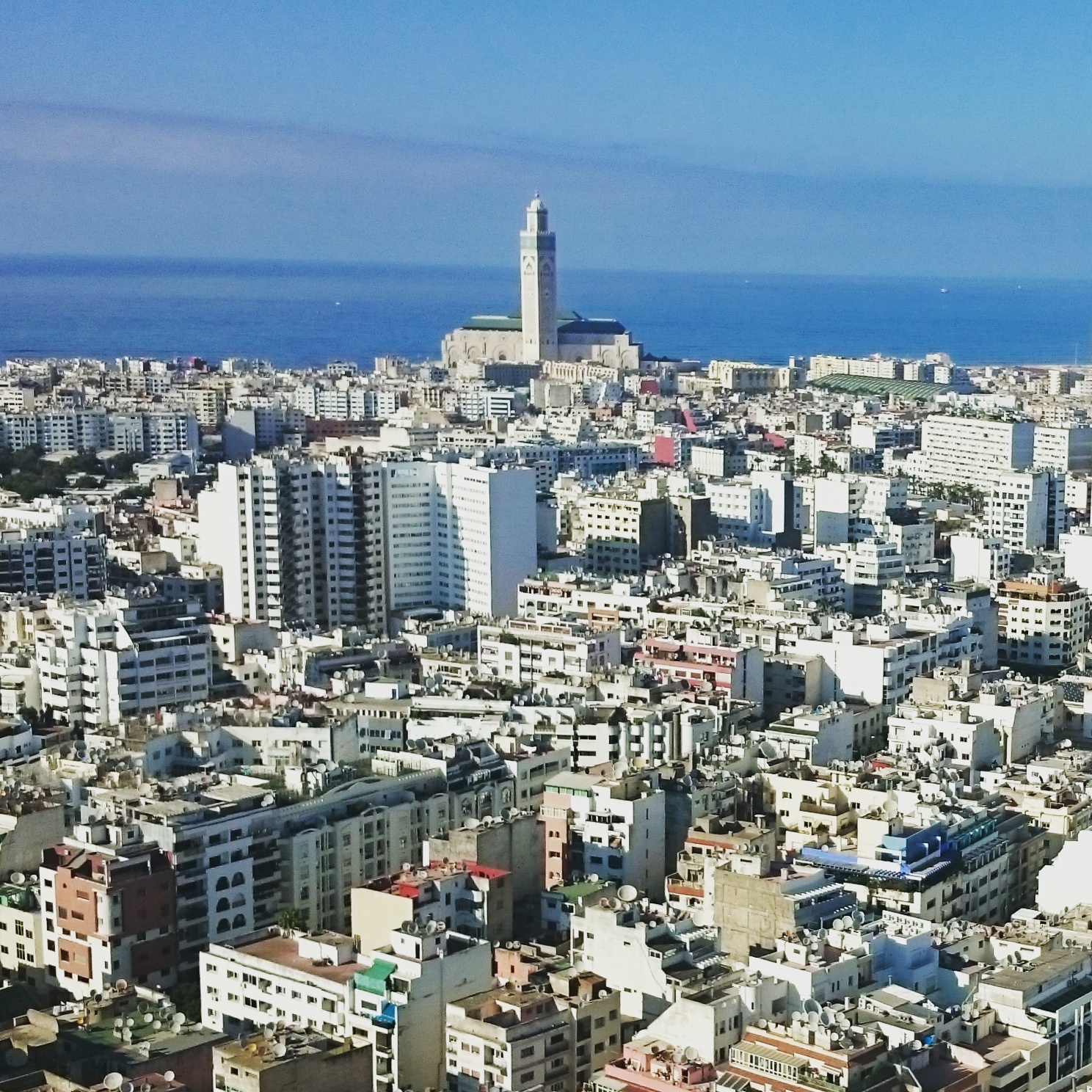 Vue panoramique de Casablanca avec la Mosquée Hassan II et l'océan Atlantique