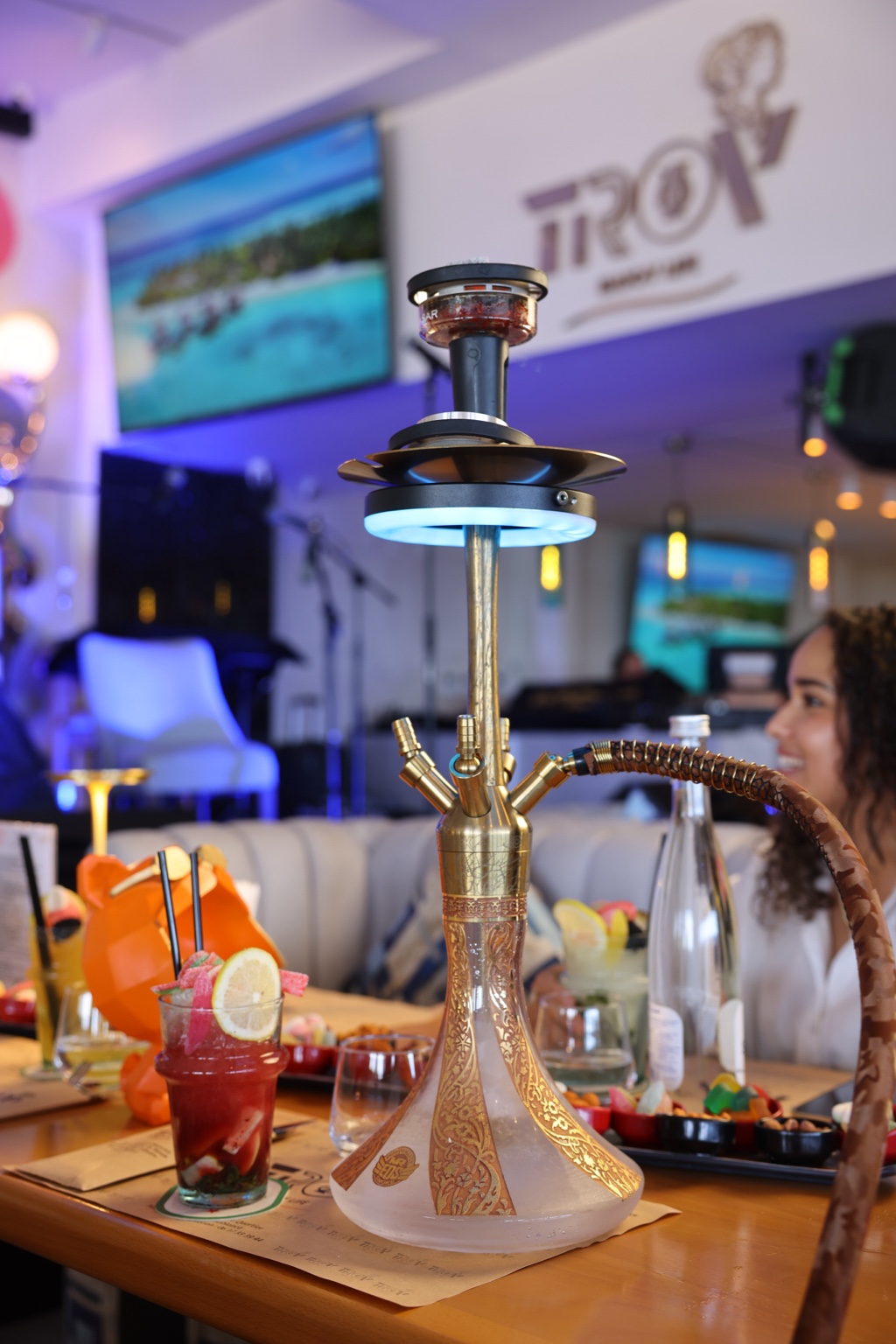 Ambiance lounge et table chez TROV Casablanca