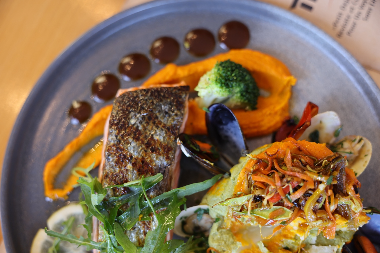 Plat signature au saumon chez TROV
